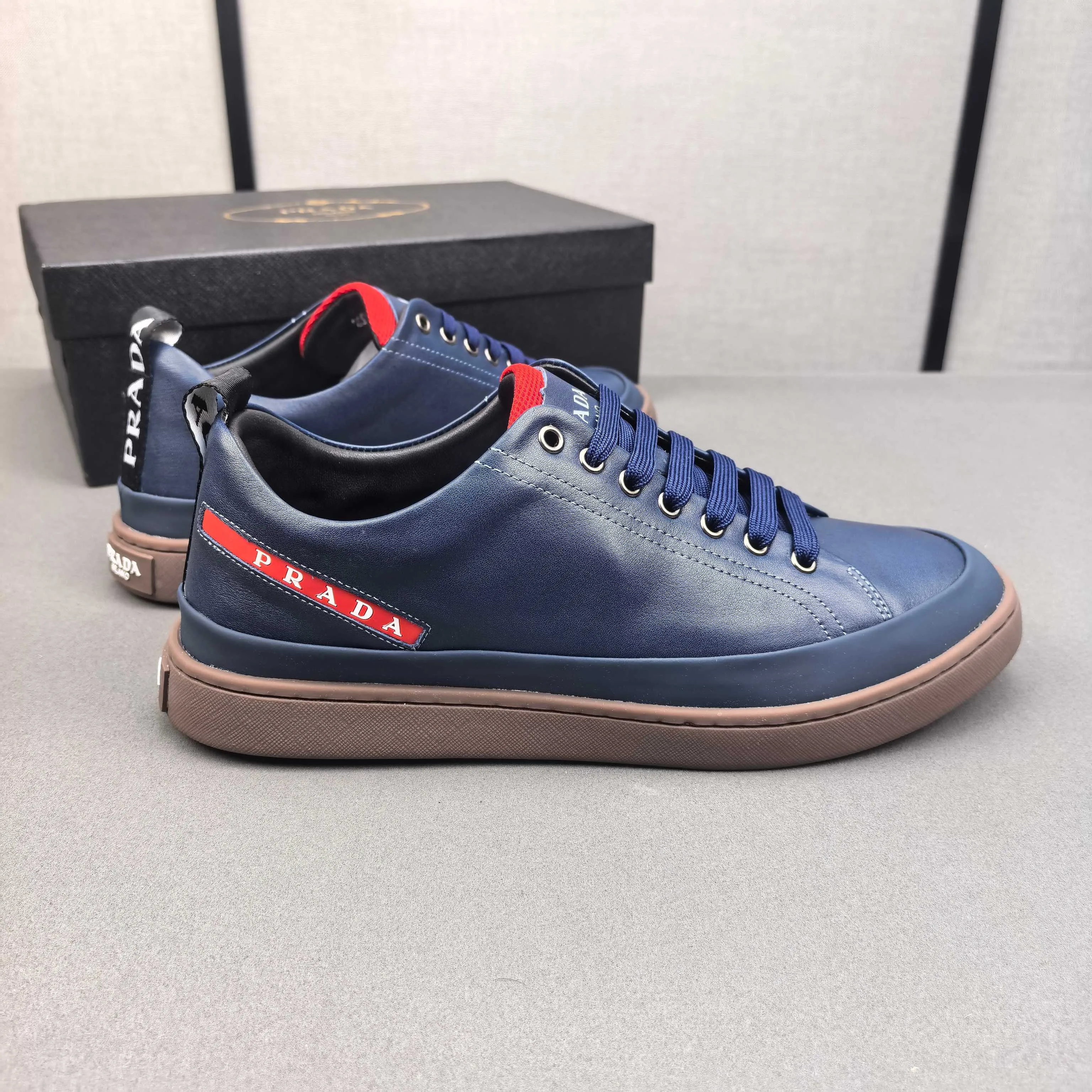 PP400👟👟👟Prada set off the audience! Prada, an international brand that is constantly innovating, this men's casual shoe, the original version, made of cowhide leather at a ratio of one to one at the store, with leather feet and rubber non-slip outsole, breathable and comfortable, quality speaks for itself👄38-44